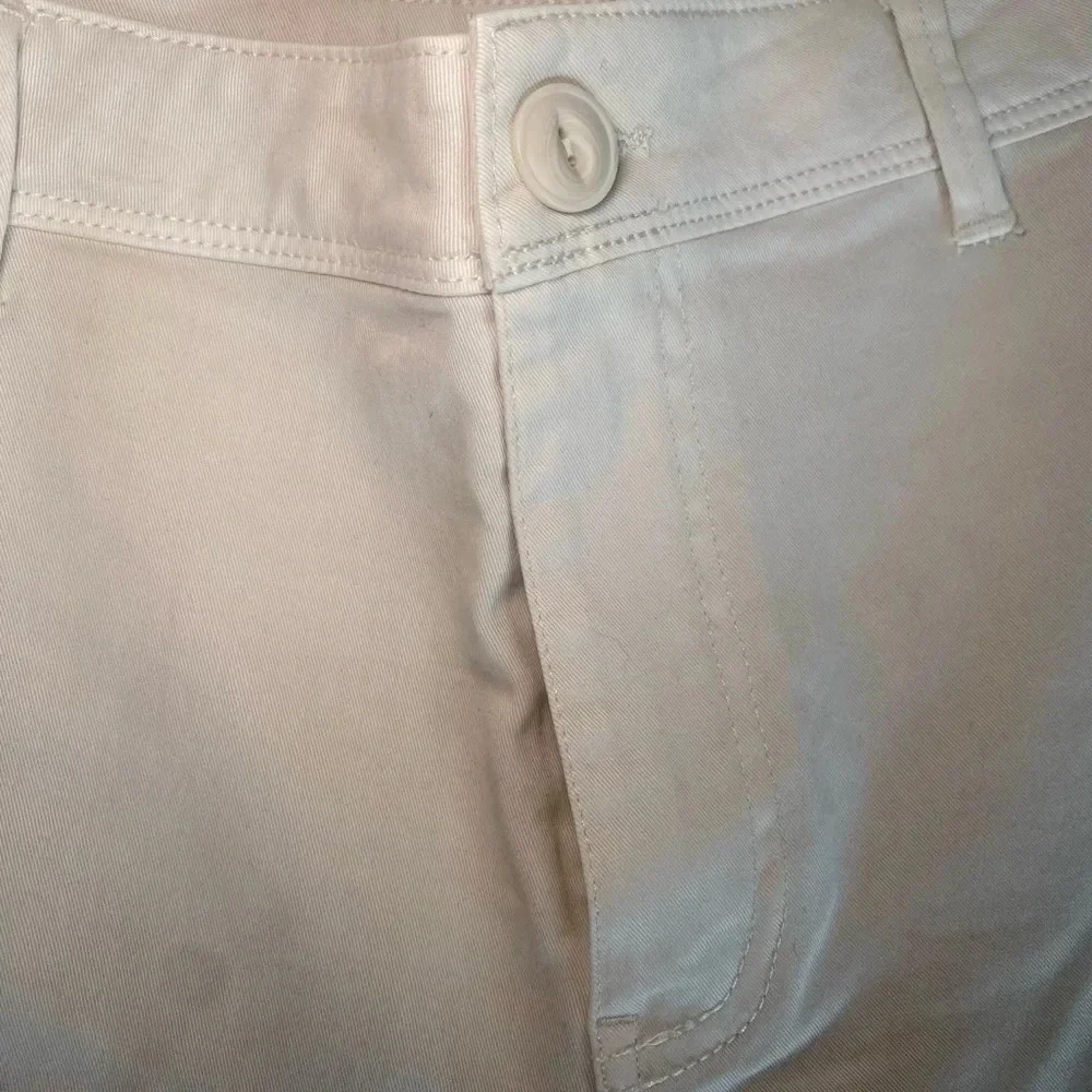 NWT Sanctuary brand. Meadow‎ raw hem shorts in color Natural White, women’s 32